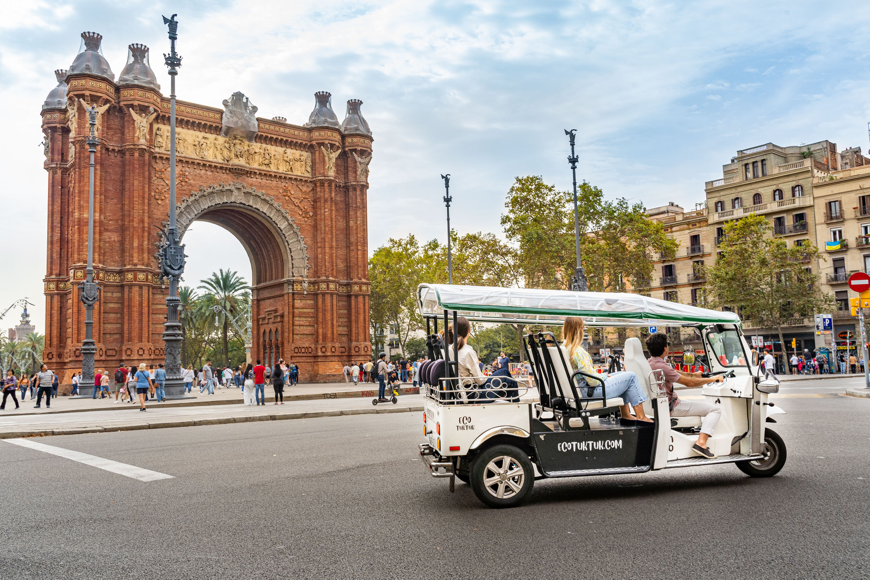 Barcelona im Elektro-Tuk Tuk – Gaudí, Hafen, Montjuïc erleben